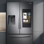 Geladeira smart inox french door com tecnologia inverter em uma cozinha